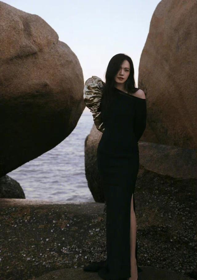 柳岩|柳岩这波赢麻了！蝴蝶结装扮太辣了，一众女星风情万种却不敌她