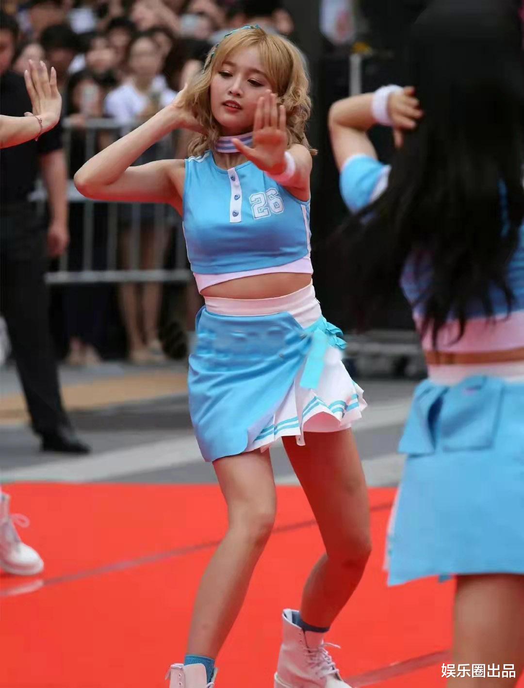 吴宣仪|吴宣仪早期演出照曝光，穿短裙在街头跳舞，网友：“赏心悦目”