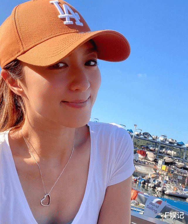 姚嘉妮|TVB女艺人姚嘉妮带子女玩水上项目过暑假 与大15岁老公依旧恩爱