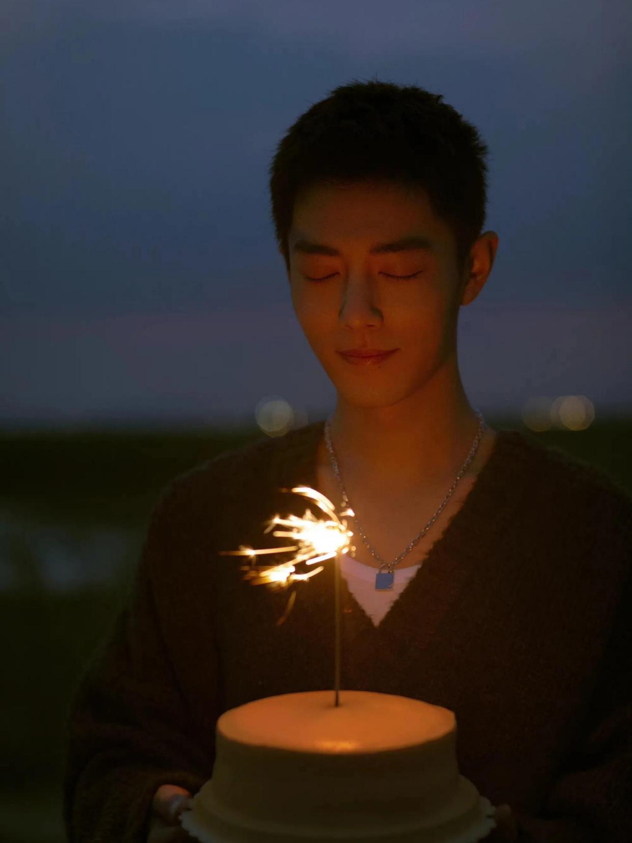 邓伦|明星烟花大片：李易峰成毅太有氛围感，看到肖战和邓伦不愧是你们