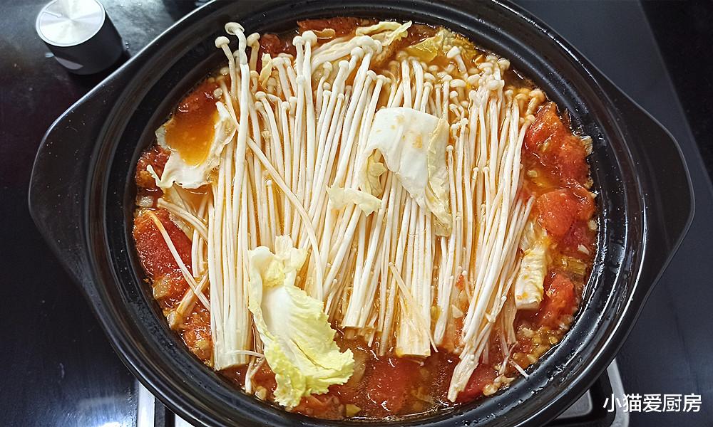 天气慢慢变冷，来一锅热乎乎的番茄肉片粉丝煲 ，吃完浑身暖和
