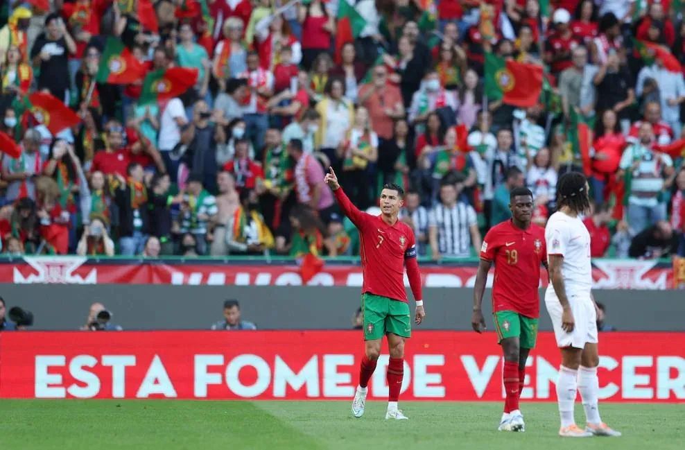 葡萄牙队|4-0！大爆发！C罗4分钟轰2球完成梅开二度，葡萄牙斩获首胜