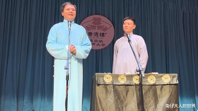 高峰|德云社高峰舞台砸挂徒弟,逗乐台下观众,粉丝:这是亲师父吗?