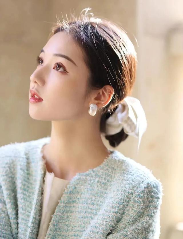 发型 不同年龄段的女性，发型要选择合适的，将优势展现出来