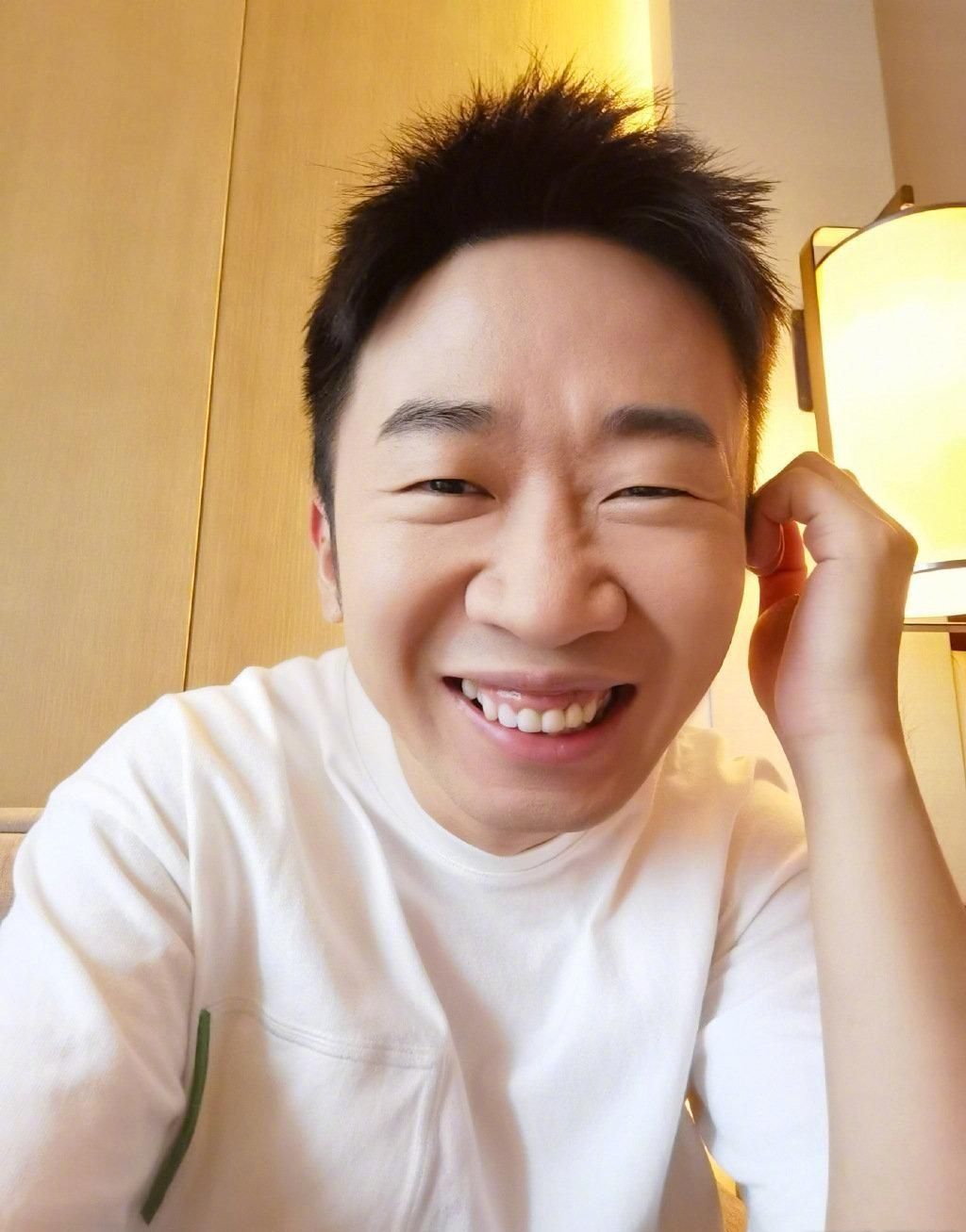 Angelababy|Angelababy传与17年小鲜肉恋情带男方四出认识投资方