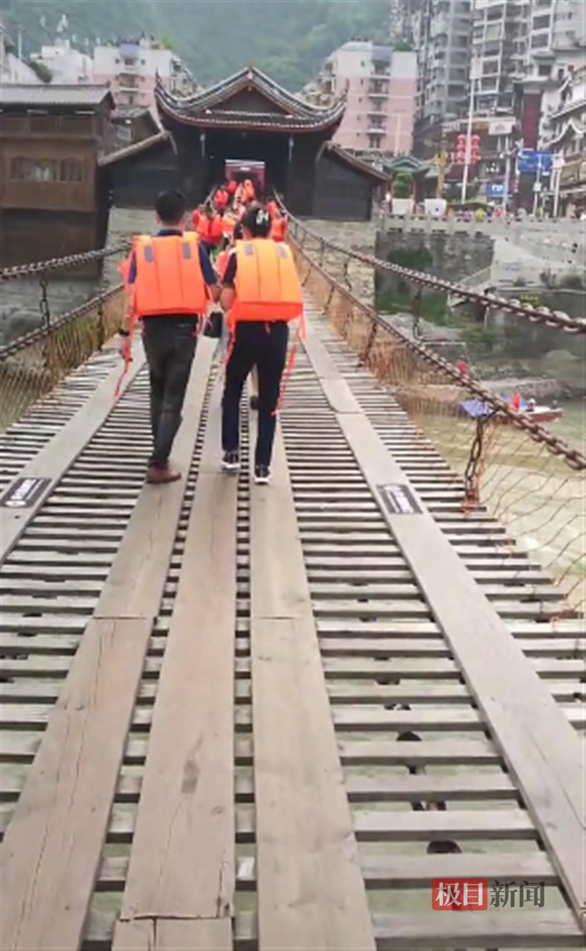 男子坠河后泸定桥装上防护网，过桥还要穿救生衣