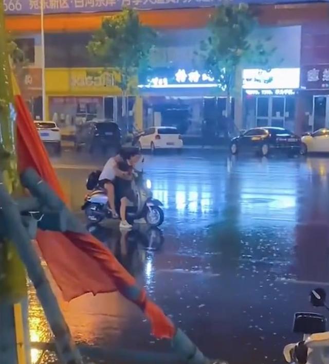 河南一女子得知丈夫喝醉,冒雨骑车将其接回家,一举一动羡煞网友