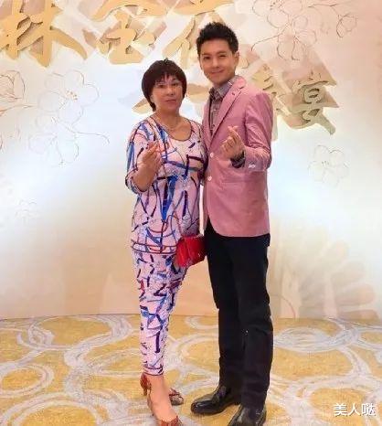 林志颖|林志颖妈妈是吃了防腐剂吧!72岁穿印花裙精致又窈窕,比模特儿媳还招摇