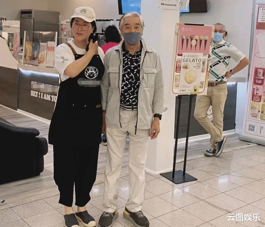 秦沛|老戏骨秦沛吃盒饭被偶遇！77岁与妻子长居加拿大，满头白发精神好