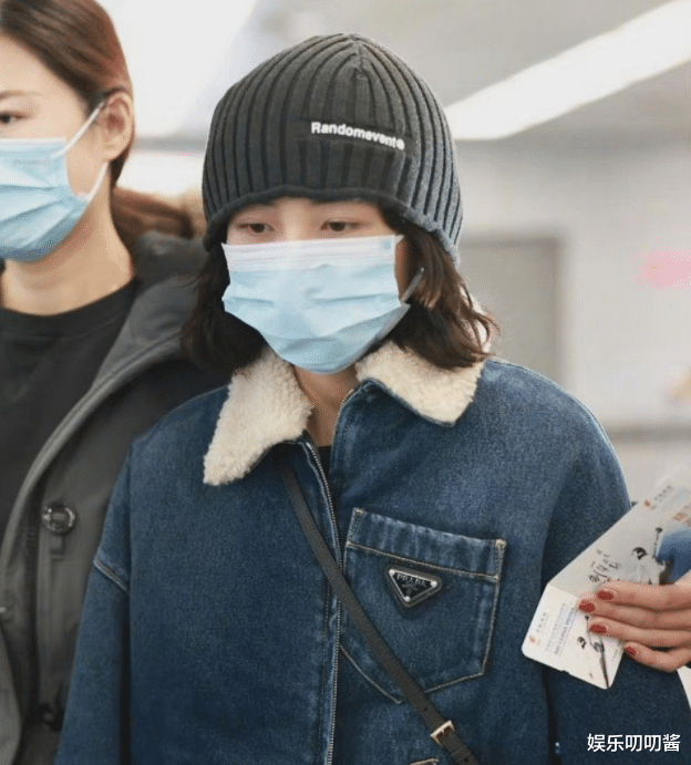 张子枫|张子枫风波后首现身，眼神“无助”获暖心揽肩，不用手机壳疑回应