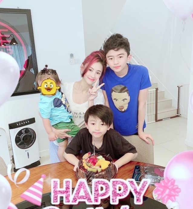 张柏芝|张柏芝在自家豪宅游泳，Marcus正脸照曝光，面部圆润像两个哥哥