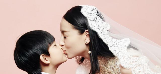 董洁|“国民初恋”董洁：与10岁儿子拍婚纱引热议，病态母爱令人唏嘘？