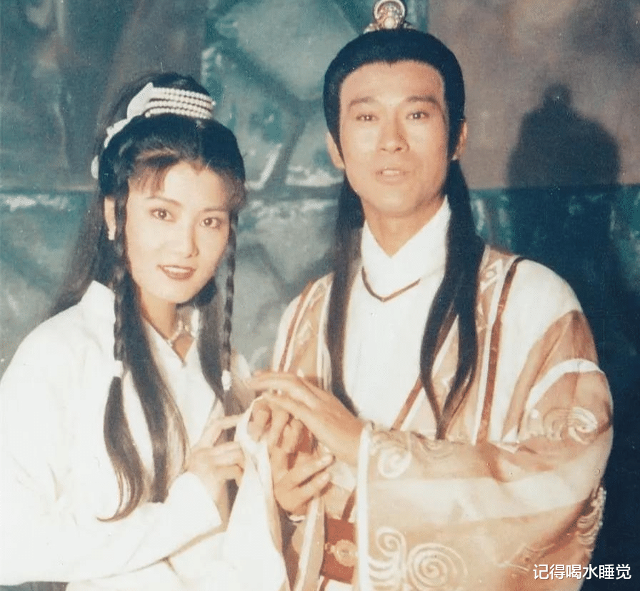 杨丽菁|武打女星杨丽菁泳池边秀身材！曲线完美，53岁皮肤白皙