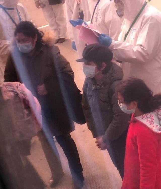 诺一|“最火混血”诺一:钟爱西游记注重中国文化,成光荣升旗手站姿坚定