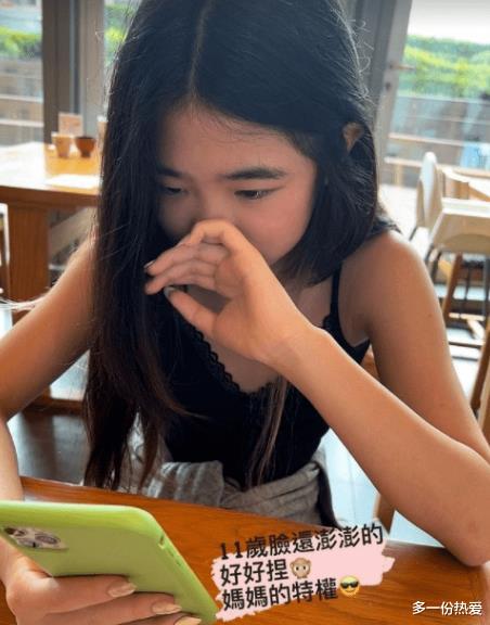 grace 曹格女儿近照做美甲穿吊带，11岁姿态妖娆，被称是第2个黄多多