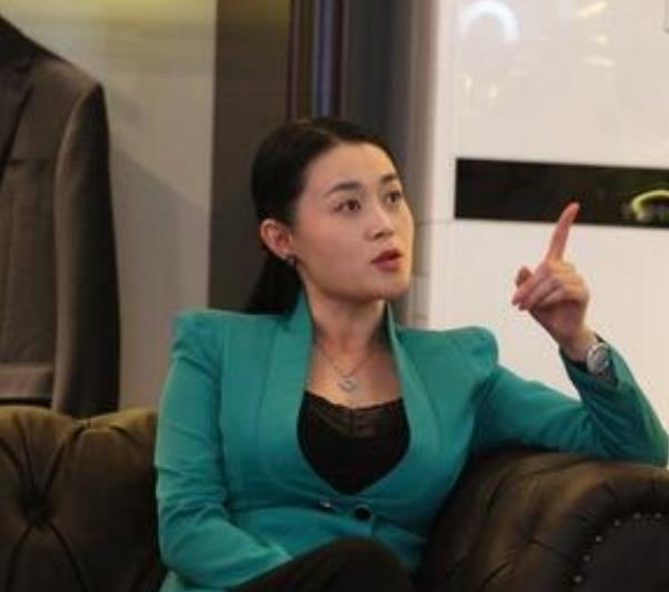 关婷娜|关婷娜：21岁签约赵本山公司，长得漂亮39岁还单身，父母一直为她担心