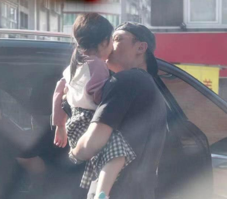 霍建华|霍建华花重金为女儿庆生，小海豚背影超萌，画面十分温馨