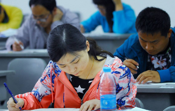政审|学生考公政审被淘汰，大伯悔不当初，长辈犯错年轻人却要为此买单