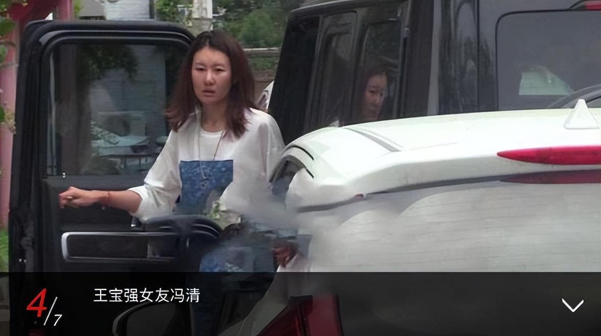 王宝强|40岁王宝强深夜聚会被拍，喝酒品雪茄姿态惬意，吞云吐雾姿势熟练