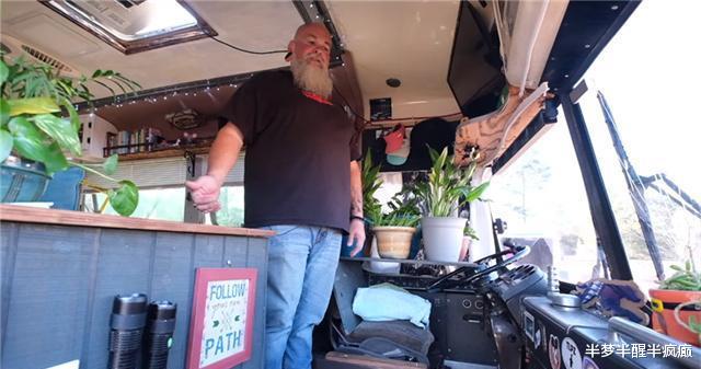 房车|一家四口低价买下废弃公交车，挤在26㎡面积中，一住就是4年