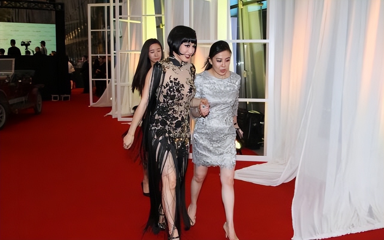 钟丽缇|钟丽缇的身材让人很羡慕，身穿透视的裙子好美，短发也很妩媚