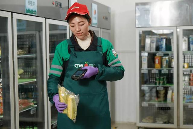 叮咚买菜|三年巨亏百亿，叮咚买菜踩刹车