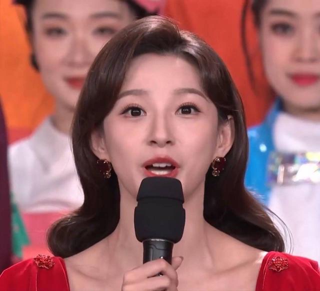 春晚|马凡舒:大一时期首登春晚,28岁凭春晚主持人成功出圈