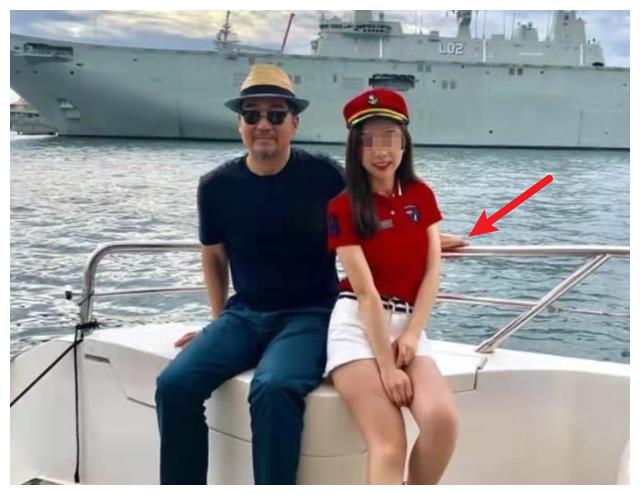 张国立|张国立移居国外?坐游艇吃大餐,与制服美女贴身合影行为惹争议