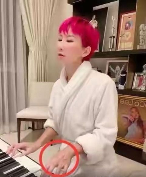 李玟|外国佬还我女神!李玟被曝离婚后亮相,染红发身材暴瘦手上无婚戒