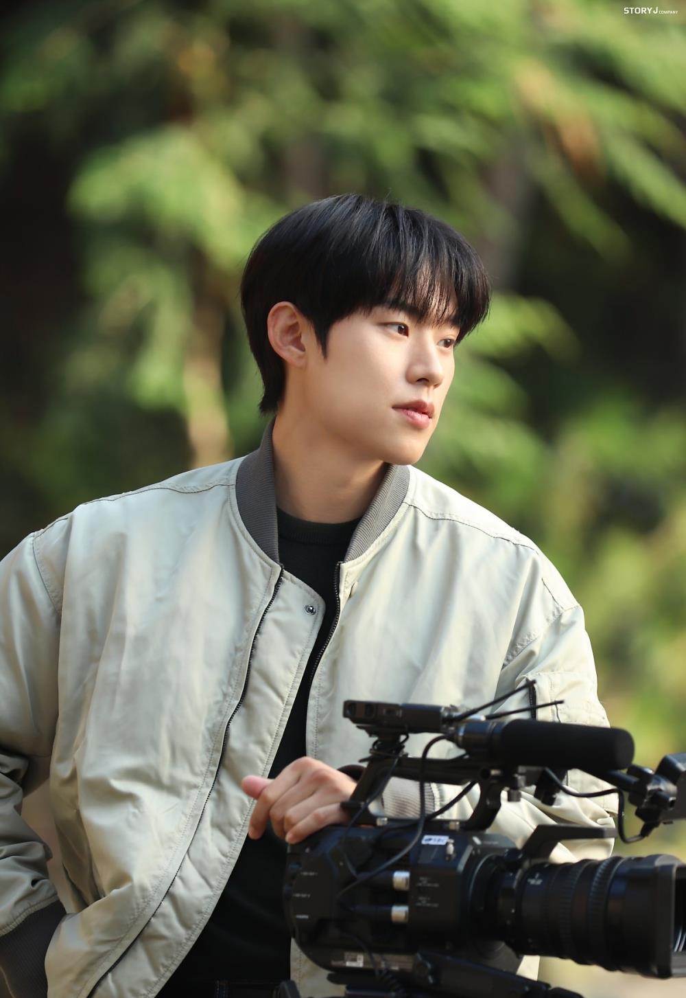 崔宇植|崔宇植、金圣喆《那年我们》私下剧照大公开！呆萌、帅气无法比