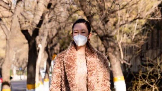 皮草|秦海璐春晚彩排太高调，穿棕色皮草配大金耳环，雍容华贵超有阔太范