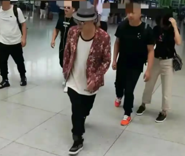 赵四|赵四越来越不着调了，要用儿子替换吴云飞后，又不戴口罩大闹机场