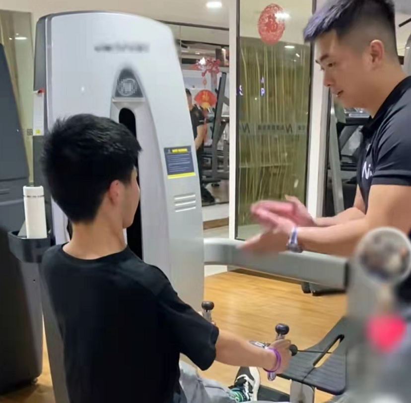 教练|孙悦陪孙卓去健身，二人身穿姐弟装惹人羡慕，孙卓教练也受到关注
