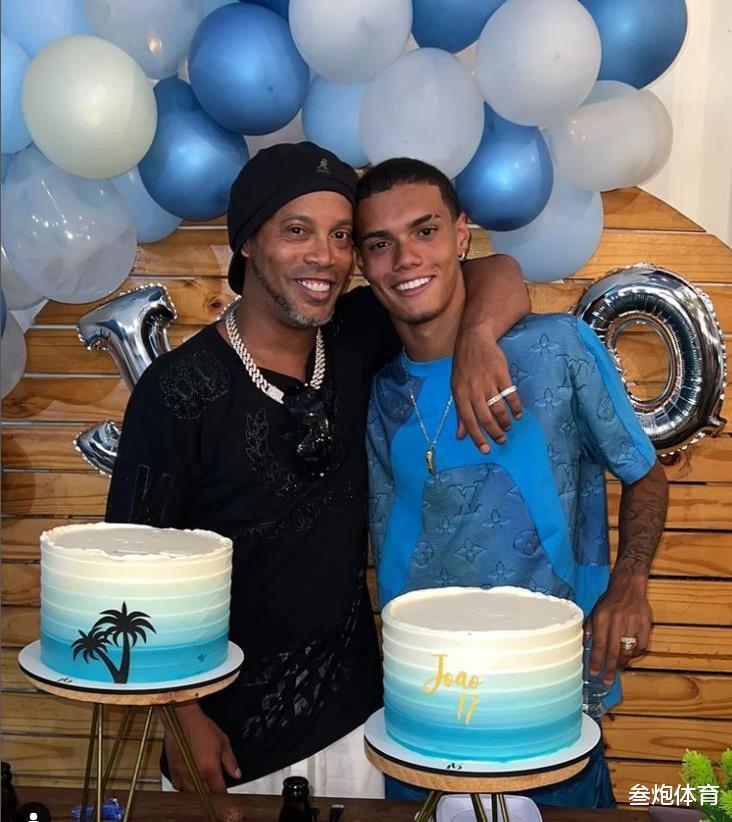 |41岁小罗近况：大泳池内解暑，佩戴钻石项链，为新专辑造势