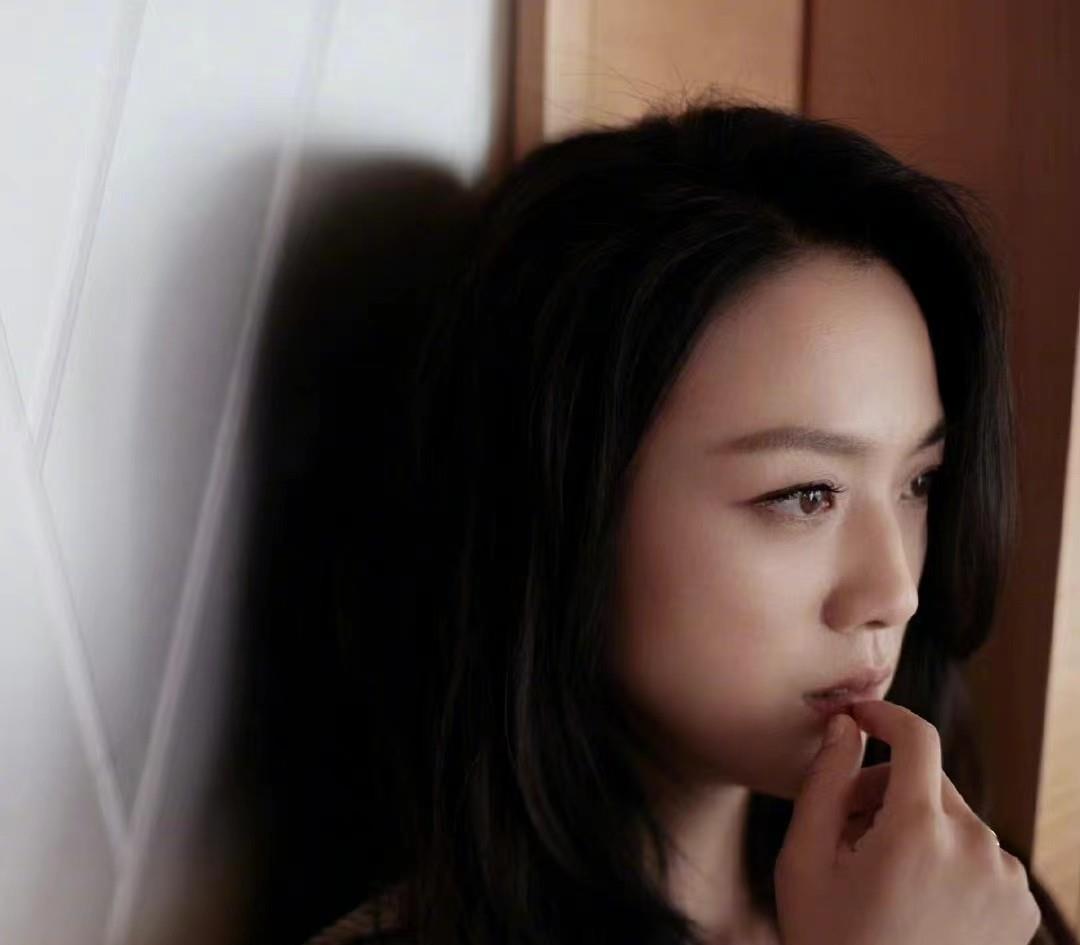 汤唯|汤唯回国复出大爆火！双杀回归独享超大排场，穿一身黑登顶级大刊