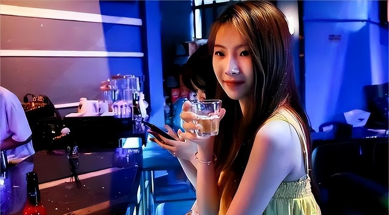 纪实:小伙因为长得太帅,被3名女子强行拖上车,他女友只能站着