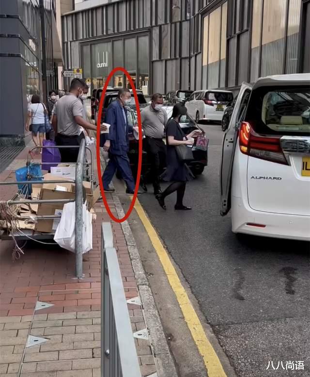 刘銮雄|甘比老公现身铜锣湾,刘銮雄走路驼背老态明显,身边三个保镖陪伴