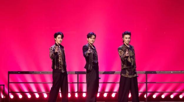 李承铉|李承铉连续10年准点替戚薇庆生！自责无法陪产想退赛，戚薇暖心安慰