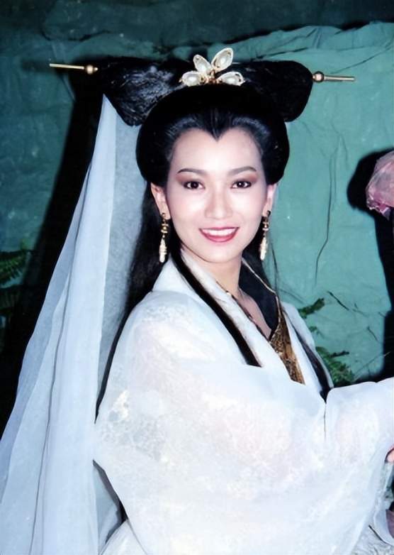 化妆师 古典第一美人,68岁骑摩托,涂红唇戴墨镜又美又飒,秒变飞车女侠