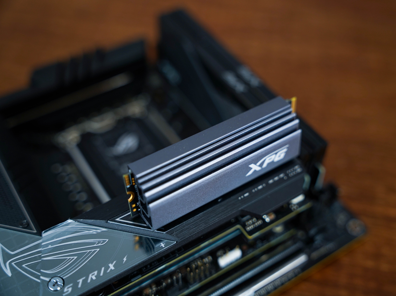 显卡|11L银黑策划， A4-H20携手12代酷睿与D5的游戏小钢炮装机体验