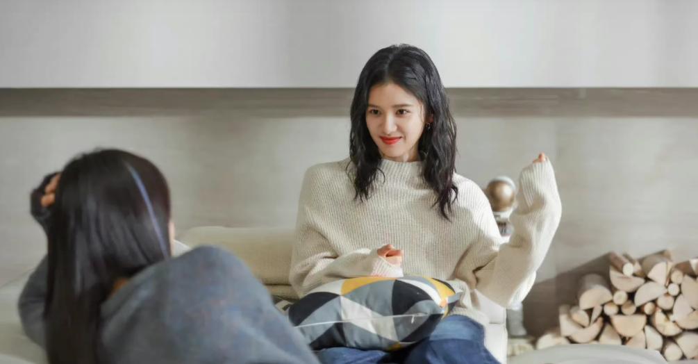 张婧仪|张婧仪吃甜品随拍，复古牛仔外套优雅美丽，自带甜美又自然