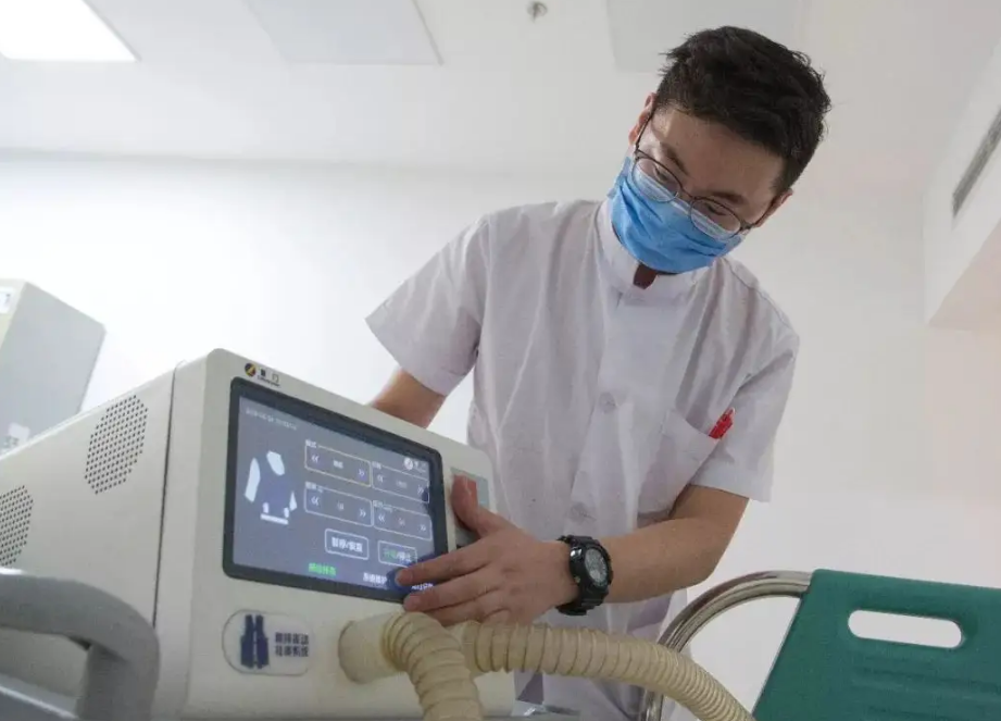 护士|男生报考护理专业,将来能闭着眼睛找工作?现实可能没有这么乐观