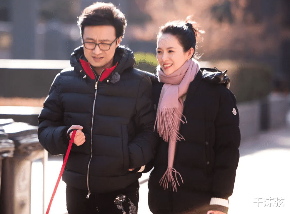 章子怡|汪峰夫妇罕见同框！章子怡靠在肩头小鸟依人，二人挽手逛街好恩爱