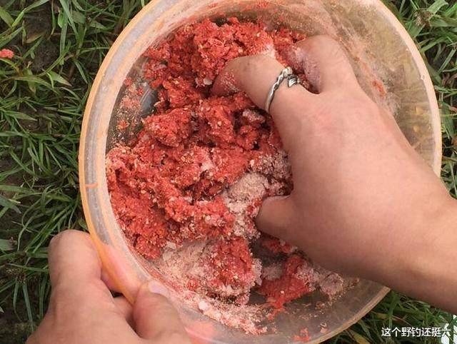 |冬季饵料如何使用效果好？教你搭配开出好状态，鲫鱼越钓越过瘾！