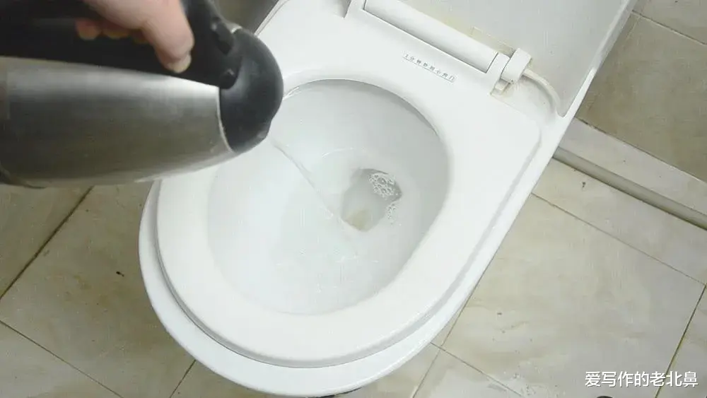 为什么有的人把水烧好倒进马桶里,谁知道这么做的原因?