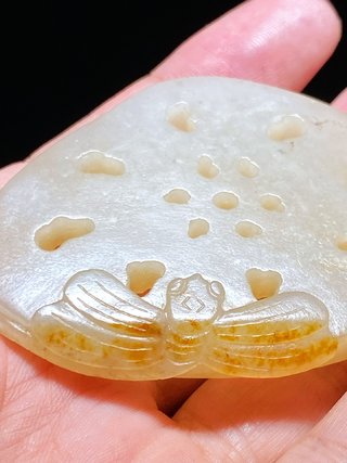 和田玉籽料|清 和田玉籽料 洒金皮 蜻蜓莲藕 玉珮 挂件把件