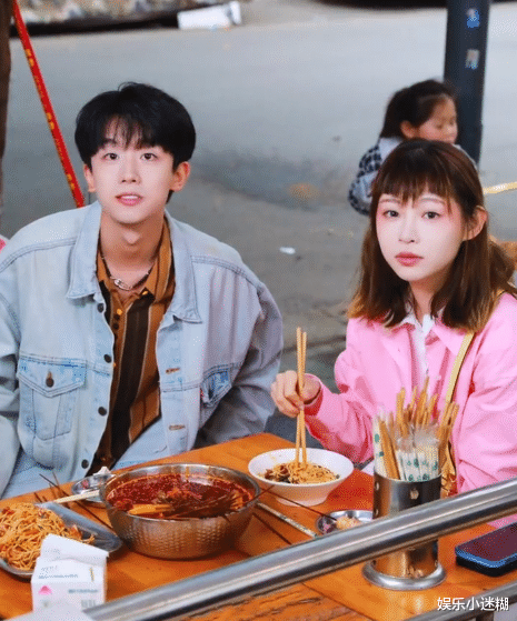 芒果台|痞幼与小鲜肉合拍,小甜风照片却全程凹高冷,网友:脸好僵