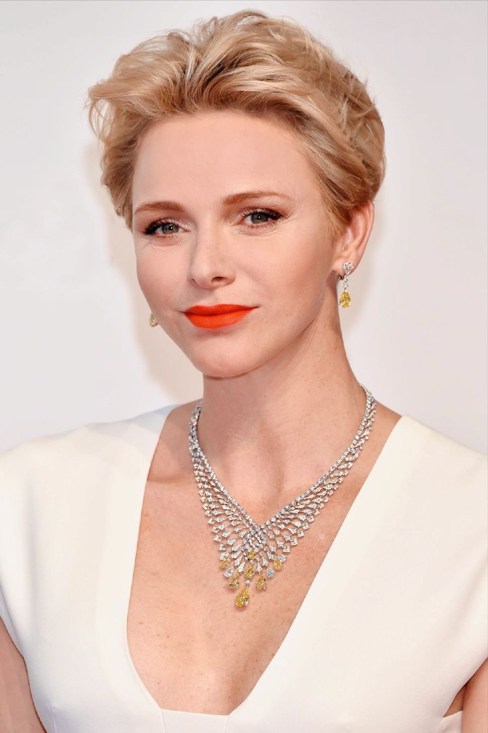 比起凯特王妃，42岁夏琳王妃才是真会穿！高定裙摇身一变太美了