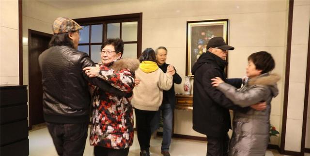 “新潮养老”火了,不去养老院也不拖累儿女,网友:老了就这么过