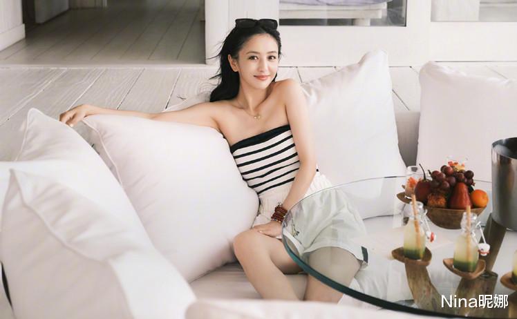 佟丽娅|佟丽娅三亚散心！穿露肩装浴缸里拍大片打扮性感，陈思诚真没福气